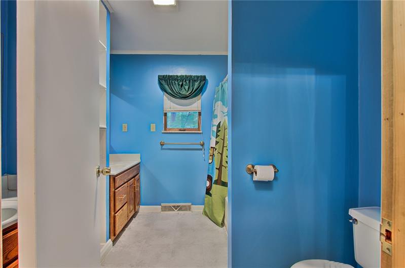 112 Wycliffe Way Butler, PA 16001 - Photo 16 of 24 Main bath. Can you say BLUE?! Double, but separate, sinks. Separated by built-in shelving. The tub/shower is on right. NOTE: You walk through the laundry area to get into the bathroom. But I doubt that will make the kids any more likely to do their own laundry. Or you.