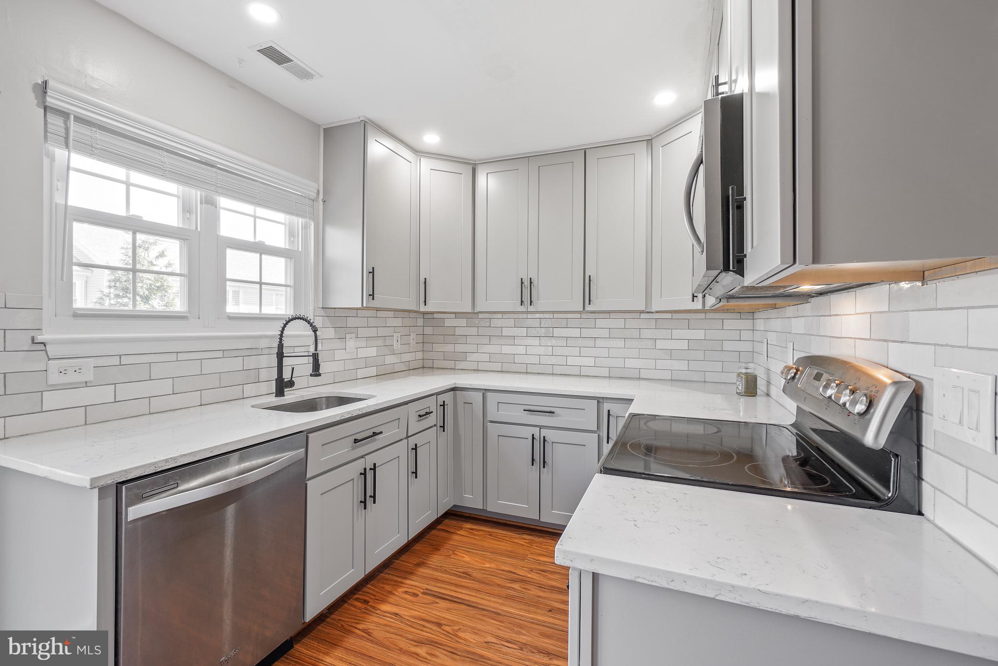 46724 Summit Terrace Sterling, VA 20164 - Photo 11 of 28 Kitchen – Loads of cabinets