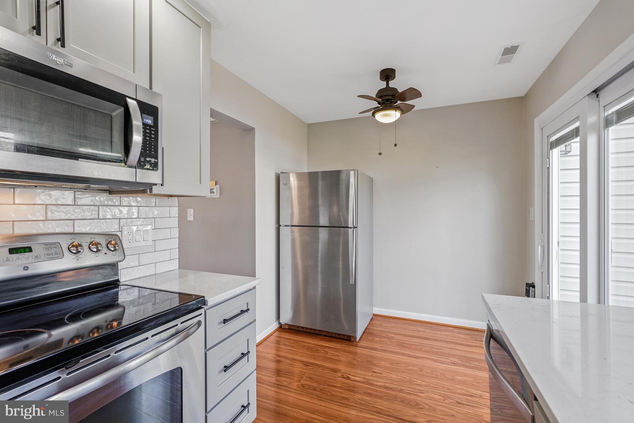 46724 Summit Terrace Sterling, VA 20164 - Photo 14 of 28 Kitchen – sliding door to back deck