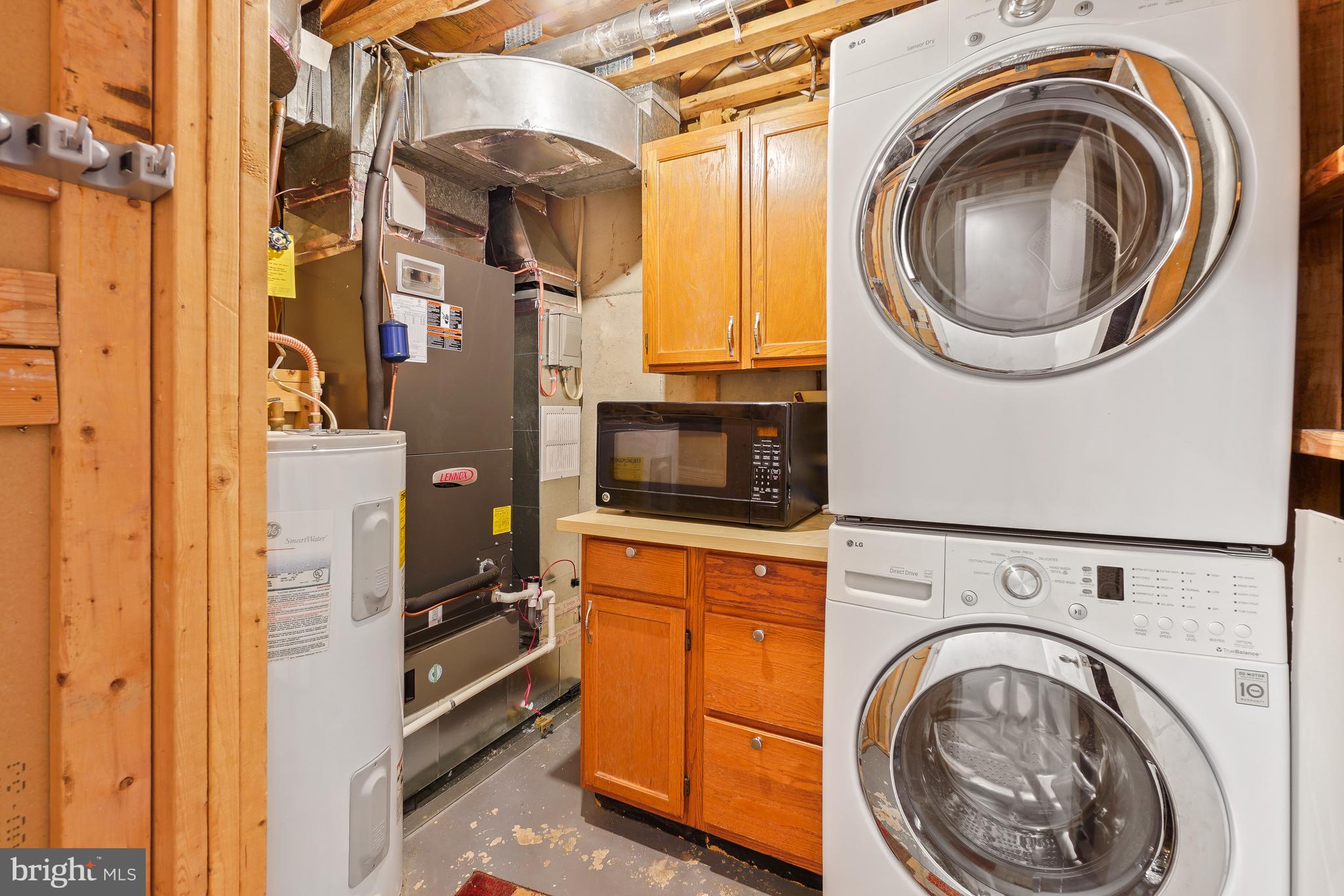 46724 Summit Terrace Sterling, VA 20164 - Photo 23 of 28 Laundry/Utility Room, extra microwave conveys