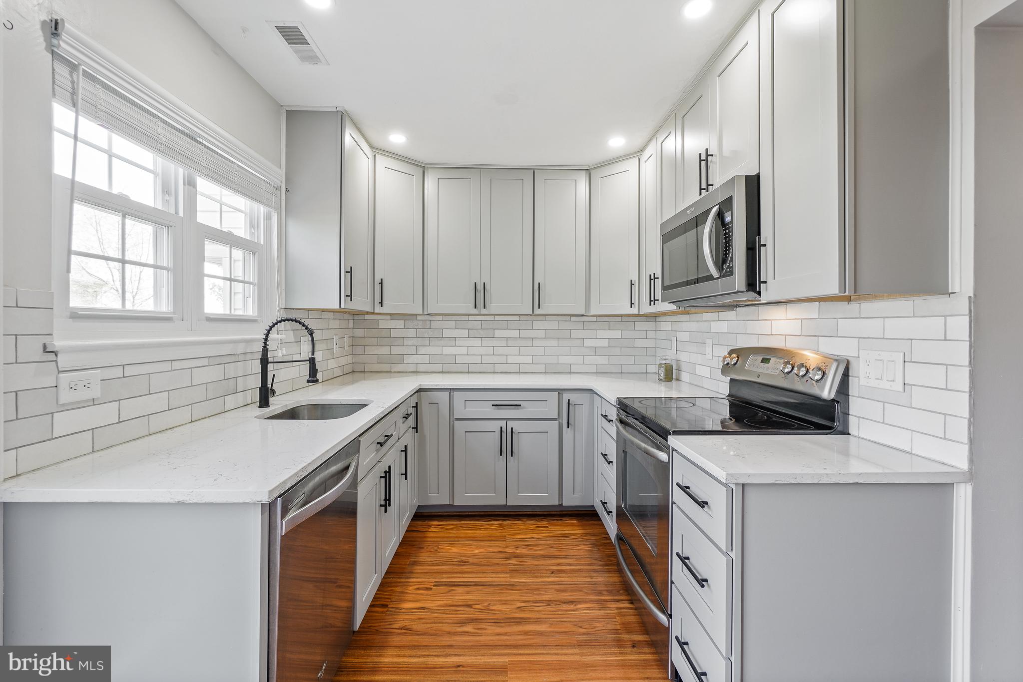 46724 Summit Terrace Sterling, VA 20164 - Photo 9 of 28 Kitchen – Stainless Steel Appliances