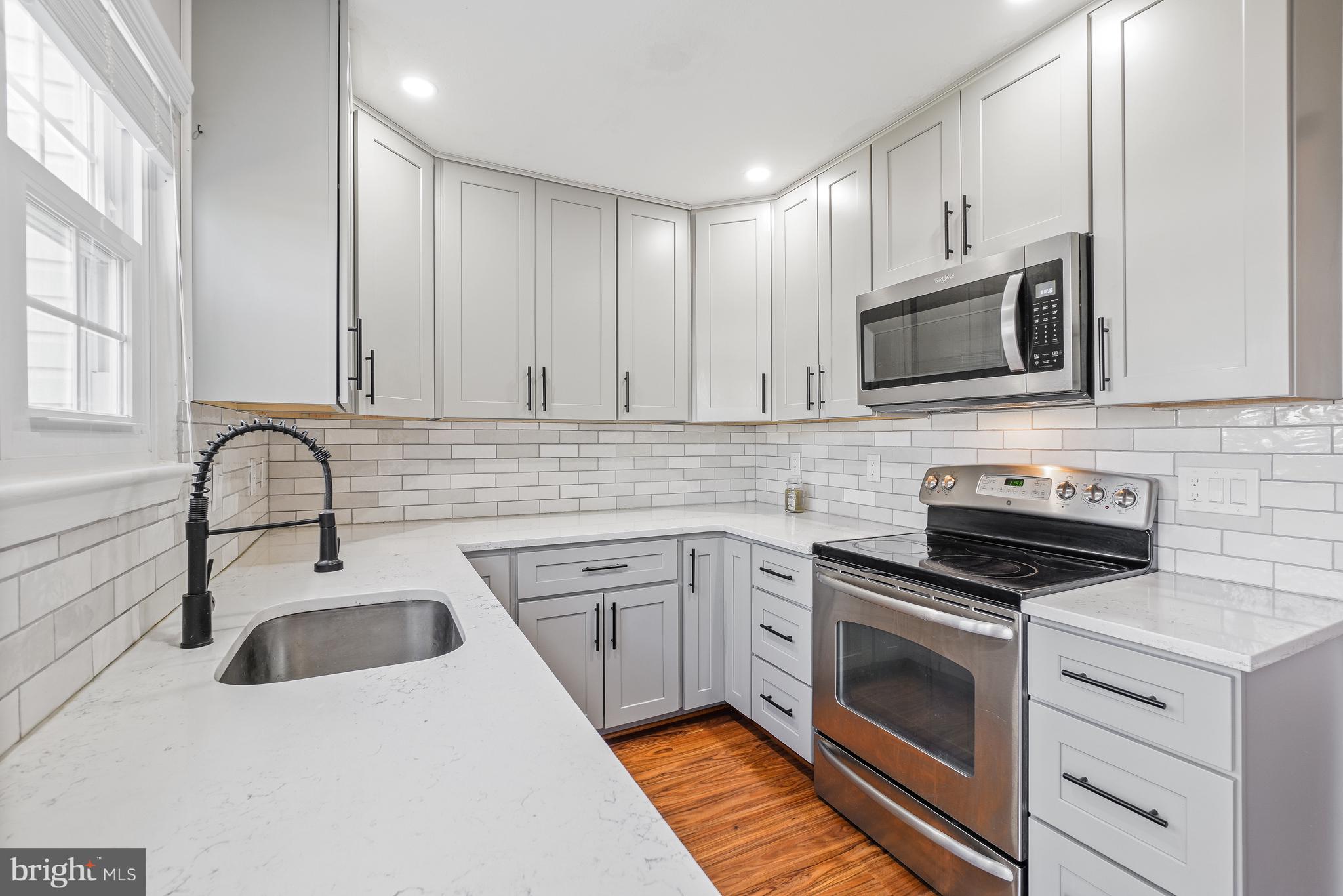 46724 Summit Terrace Sterling, VA 20164 - Photo 10 of 28 Kitchen – quartz counters