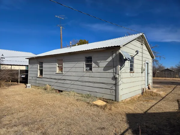 a view of a house with a backyard