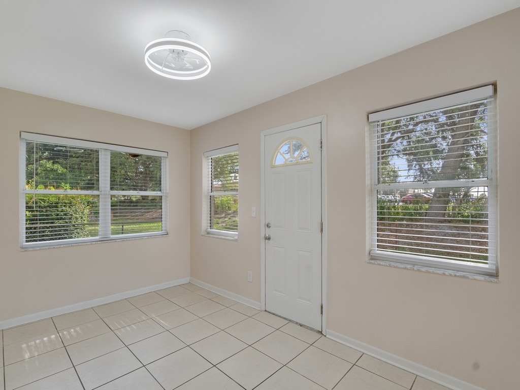 4606 30th Avenue Vero Beach, FL 32967 - Photo 20 of 33 a view of an empty room with window