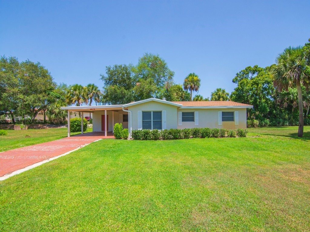 4606 30th Avenue Vero Beach, FL 32967 - Photo 2 of 33 a front view of a house with garden