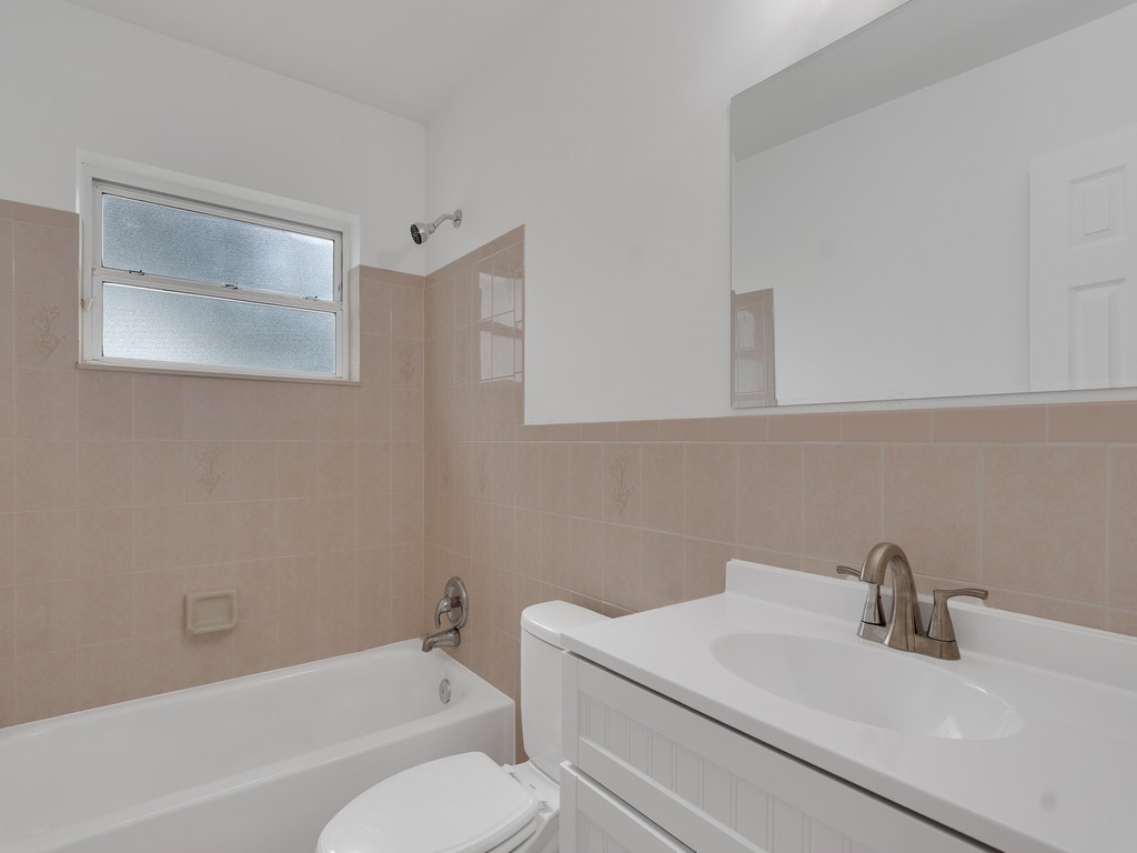 4606 30th Avenue Vero Beach, FL 32967 - Photo 22 of 33 a bathroom with a sink and a bathtub