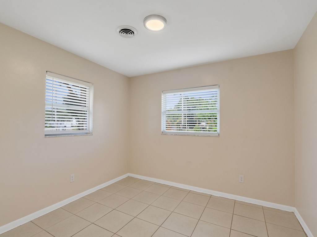 4606 30th Avenue Vero Beach, FL 32967 - Photo 25 of 33 an empty room with windows