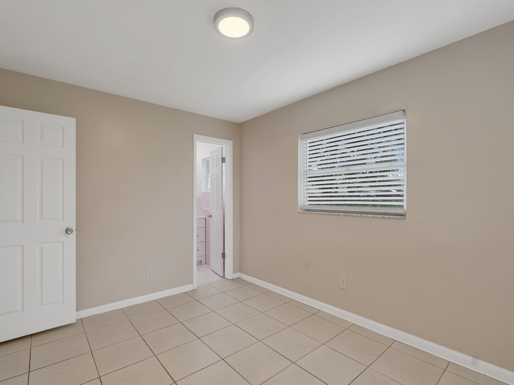 4606 30th Avenue Vero Beach, FL 32967 - Photo 26 of 33 a view of an empty room with window