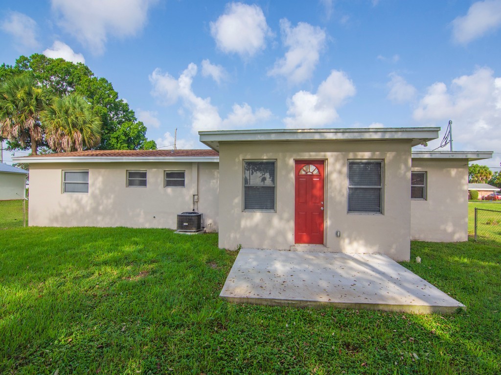 4606 30th Avenue Vero Beach, FL 32967 - Photo 29 of 33 a front view of a house with garden