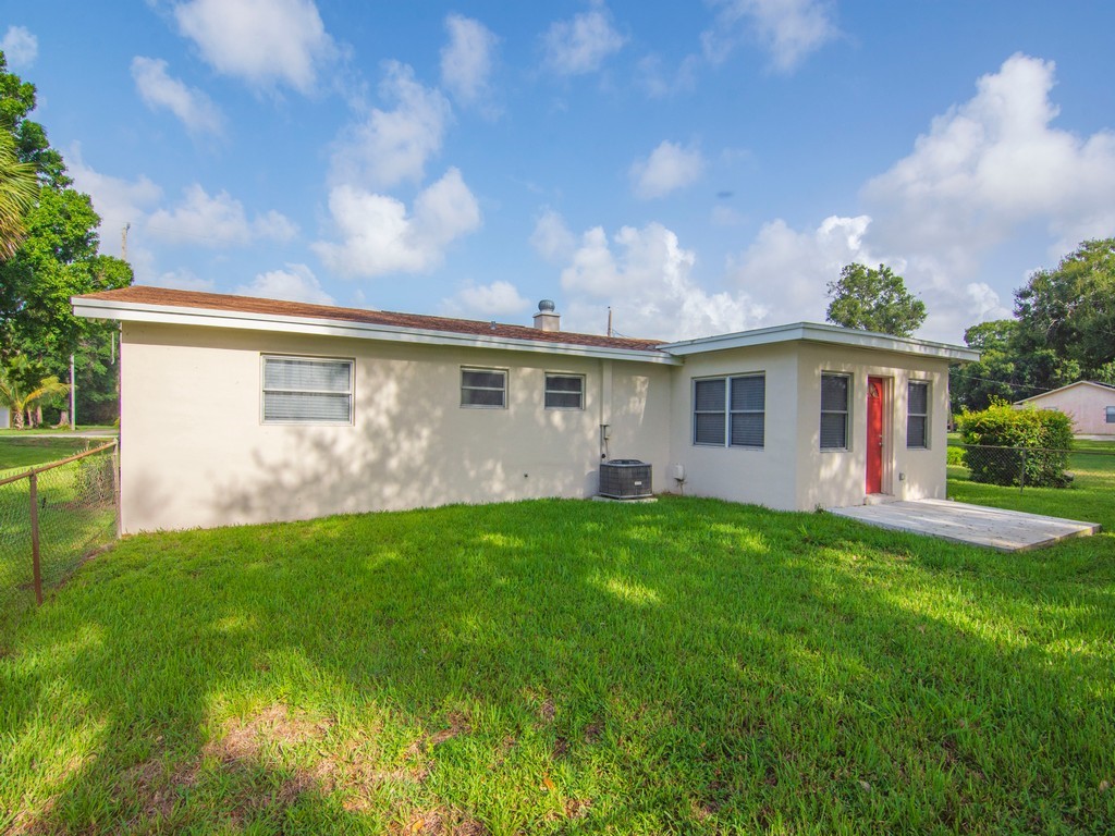 4606 30th Avenue Vero Beach, FL 32967 - Photo 30 of 33 a view of a house with backyard