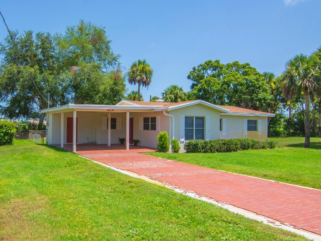 4606 30th Avenue Vero Beach, FL 32967 - Photo 3 of 33 a front view of a house with a yard and trees