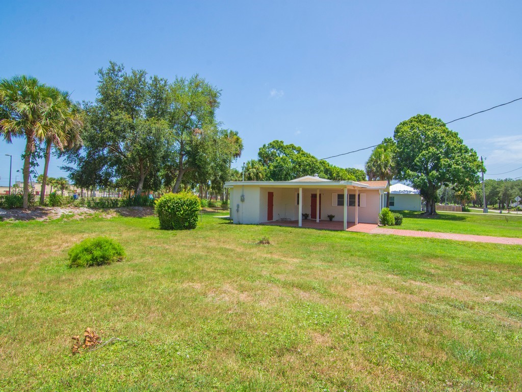 4606 30th Avenue Vero Beach, FL 32967 - Photo 32 of 33 a front view of a house with garden and trees