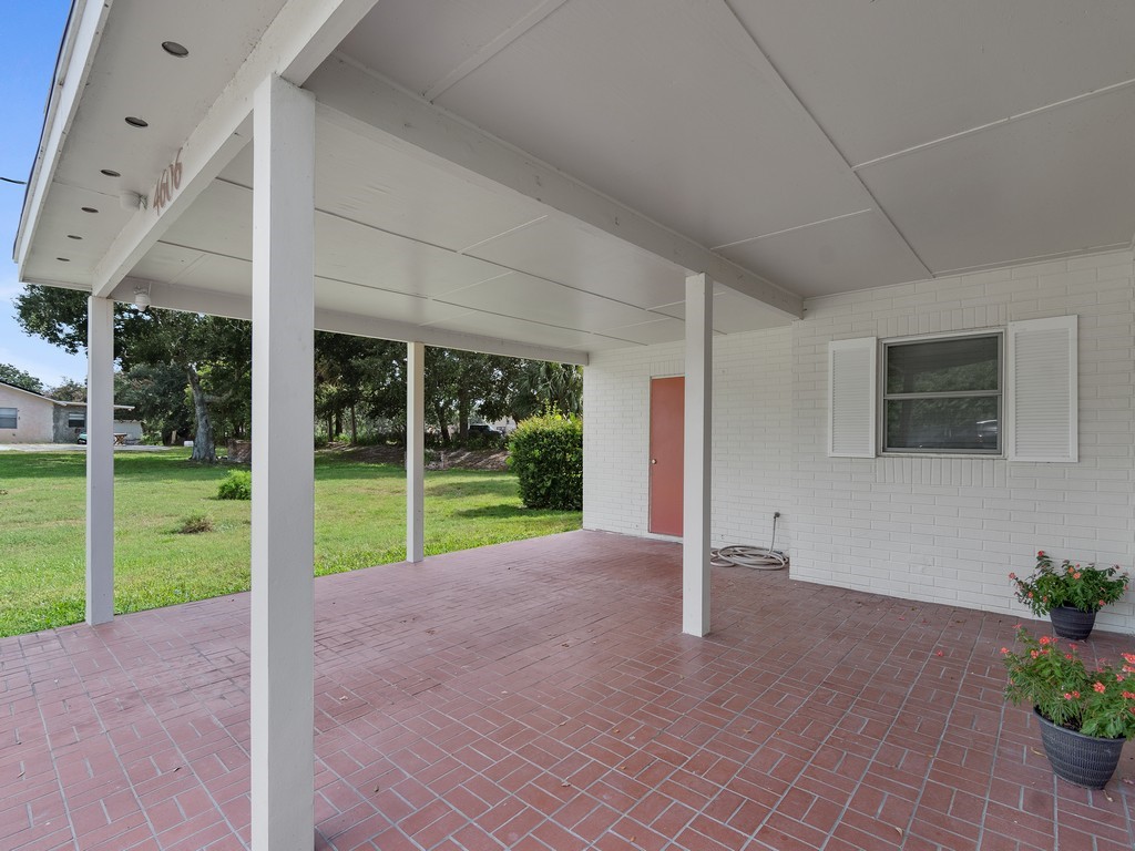 4606 30th Avenue Vero Beach, FL 32967 - Photo 5 of 33 a view of a house with porch and garden