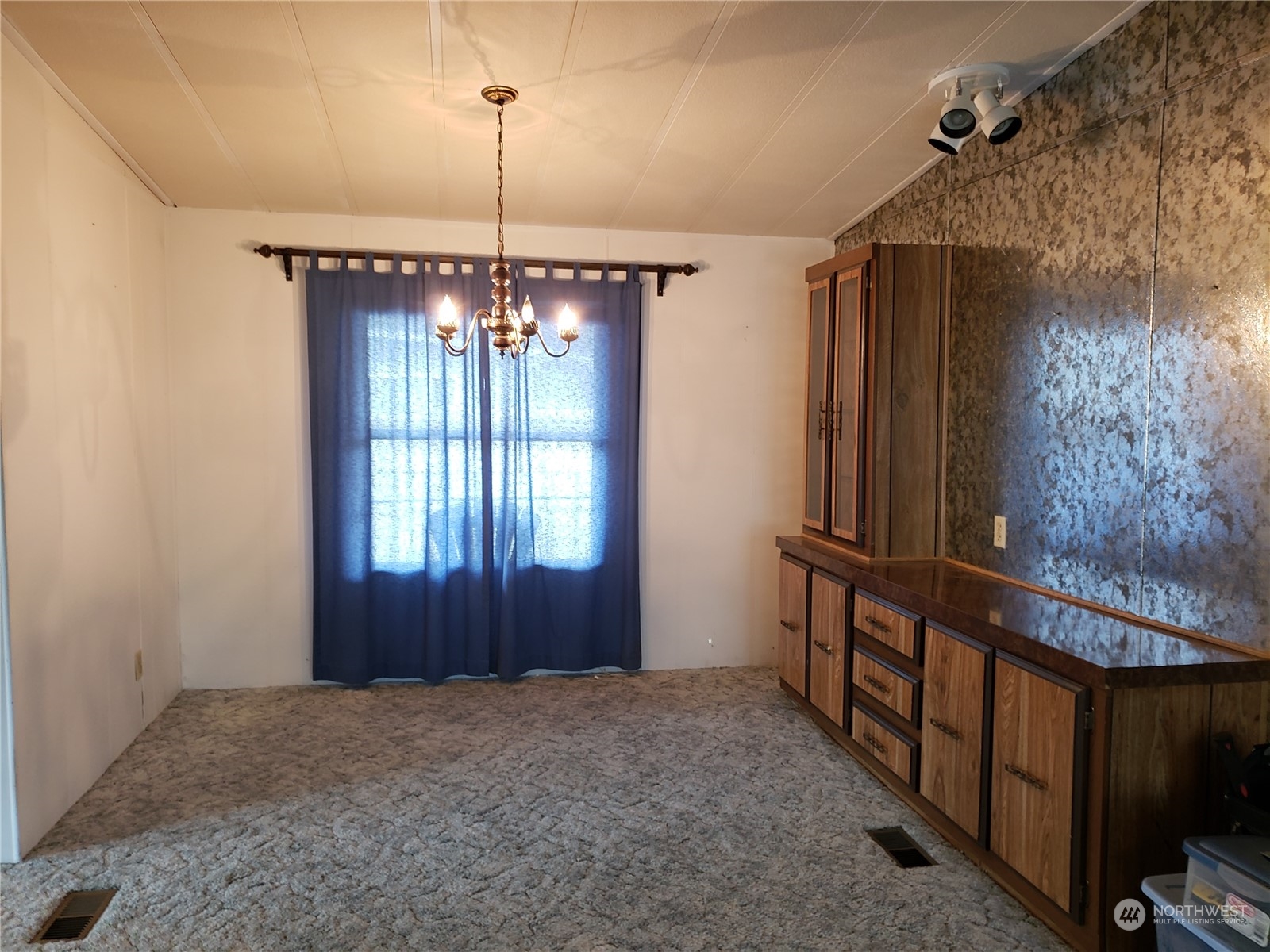 1080 Pine Drive Enumclaw, WA 98022 - Photo 12 of 36 a view of a hallway with windows