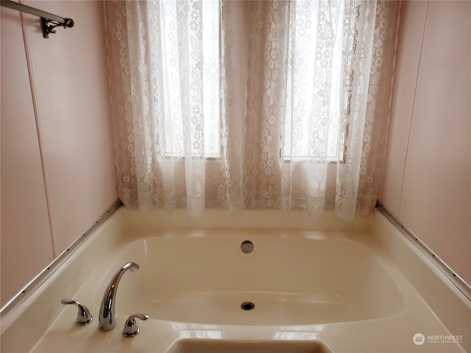 1080 Pine Drive Enumclaw, WA 98022 - Photo 25 of 36 a bathroom with a bathtub
