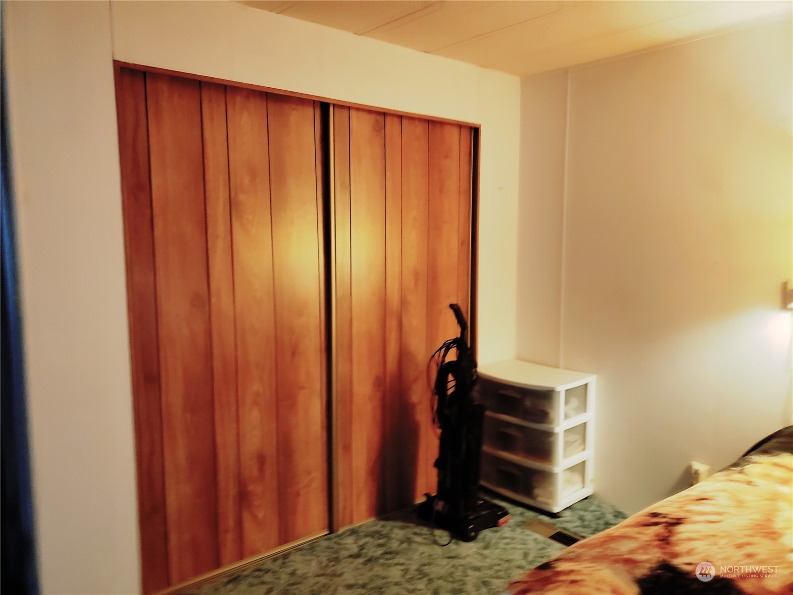 1080 Pine Drive Enumclaw, WA 98022 - Photo 27 of 36 a bedroom with a bed and curtain