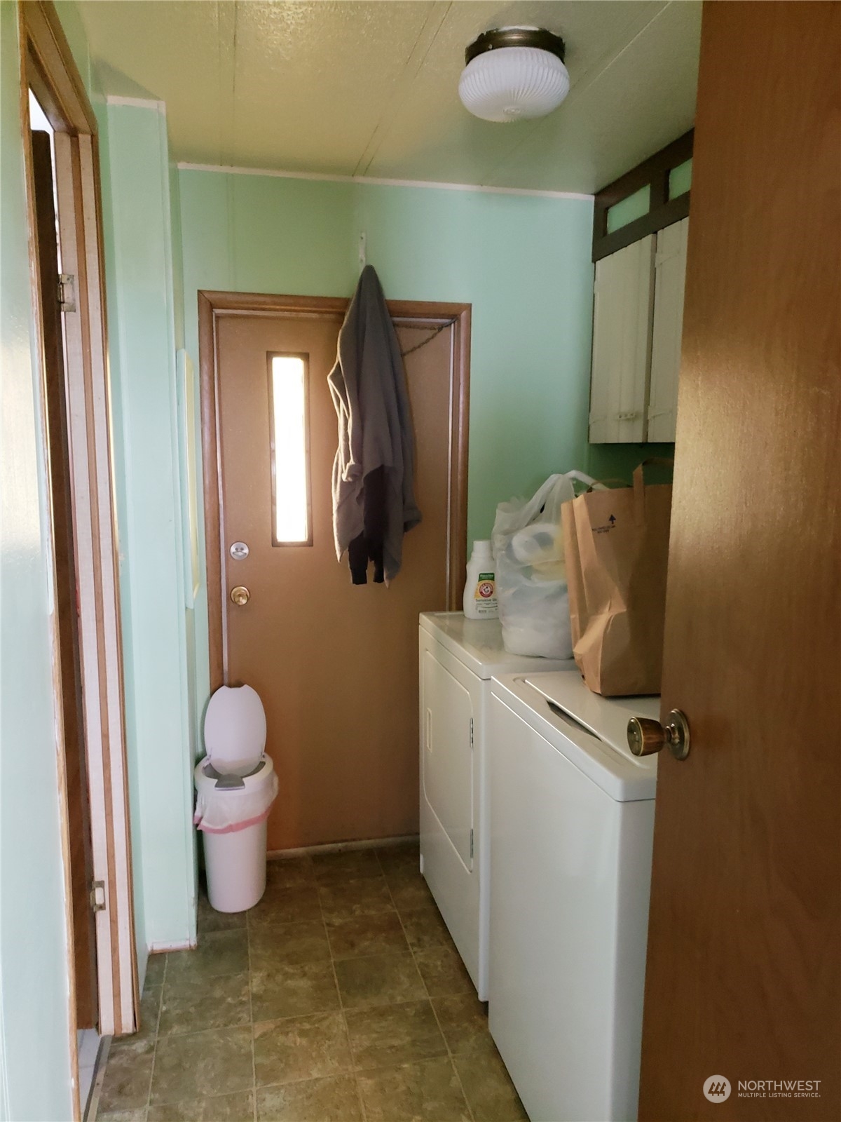 1080 Pine Drive Enumclaw, WA 98022 - Photo 31 of 36 a bathroom with a sink toilet and mirror