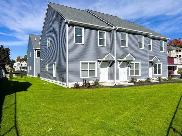 $2,100 | 580 Elm Street, Unit 6, Woonsocket, RI 02895