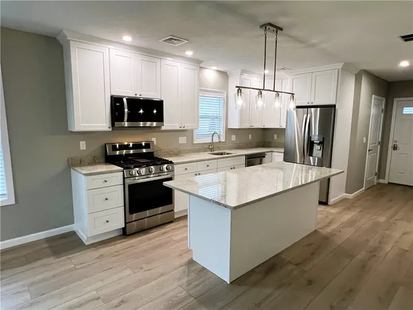 $2,100 | 580 Elm Street, Unit 6, Woonsocket, RI 02895