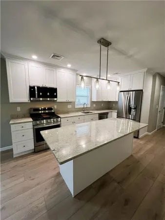 $2,100 | 580 Elm Street, Unit 6, Woonsocket, RI 02895