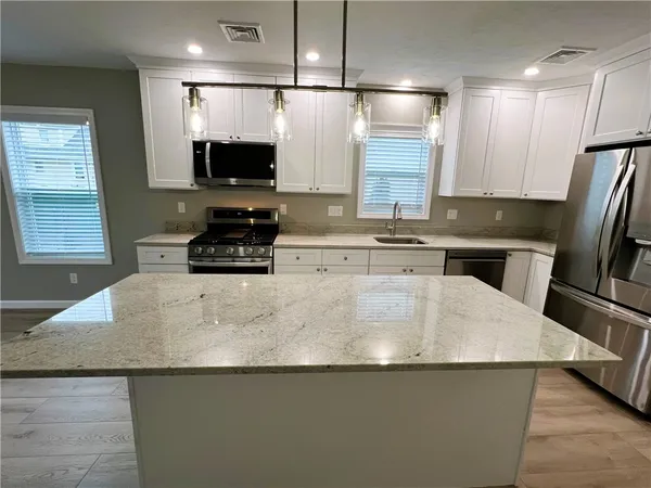 $2,100 | 580 Elm Street, Unit 6, Woonsocket, RI 02895