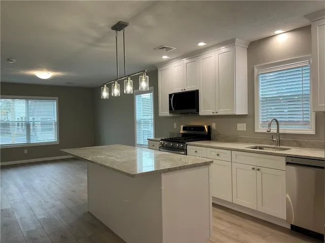 $2,100 | 580 Elm Street, Unit 6, Woonsocket, RI 02895