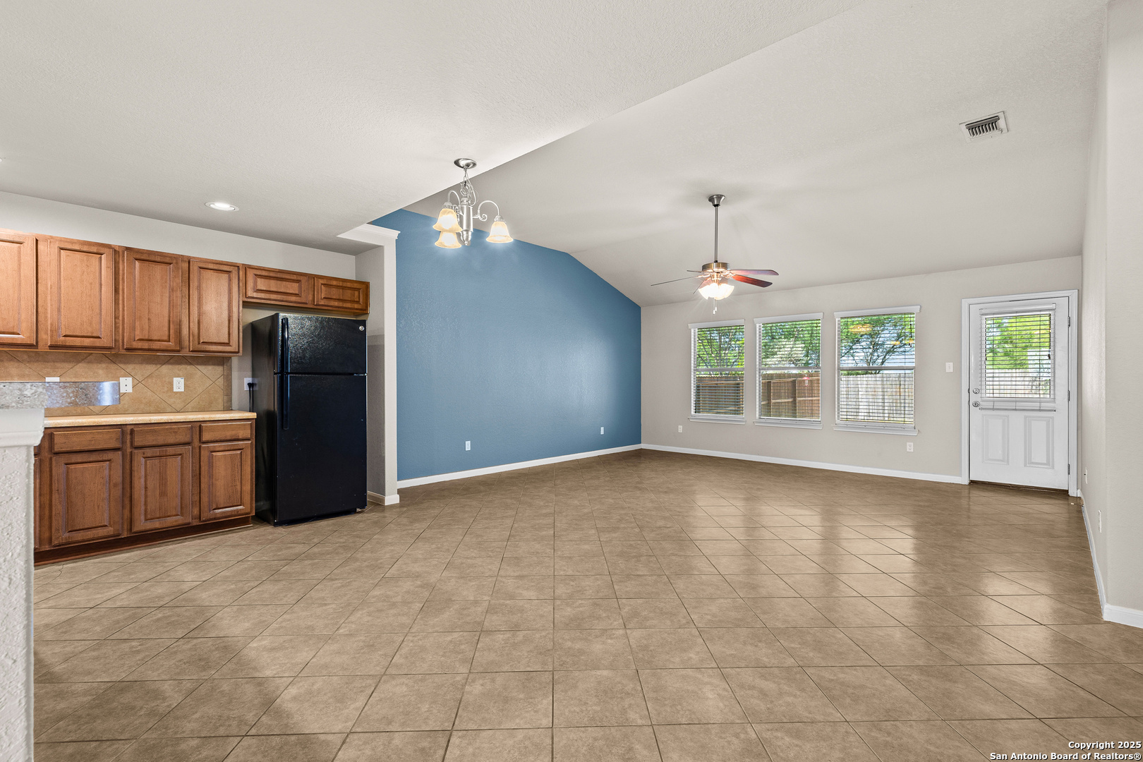 3919 Maiden Way Converse, TX 78109 - Photo 10 of 45