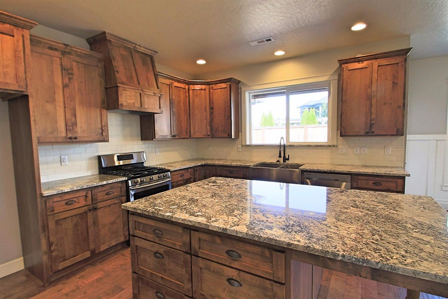 2033 Jeremy Street Central Point, OR 97502 - Photo 6 of 21 Custom stained hickory cabinetry and gra