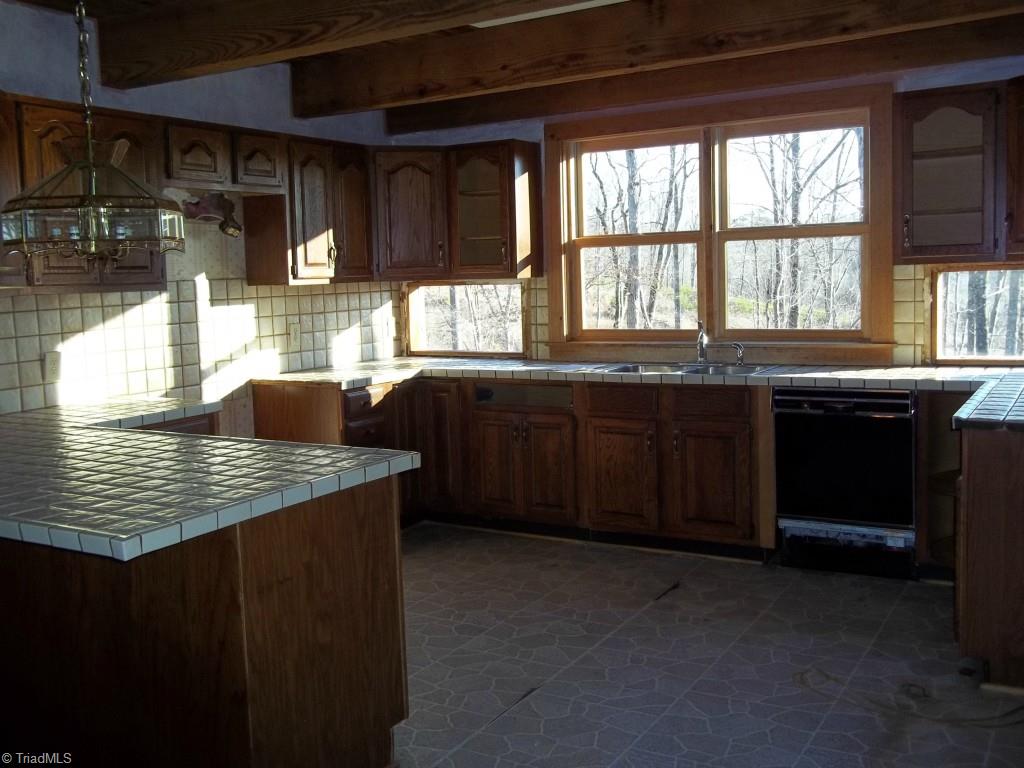 301 Straw House Road Reidsville, NC 27320 - Photo 4 of 16 Kitchen