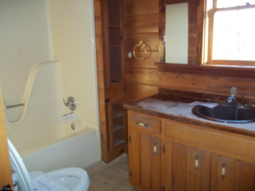 301 Straw House Road Reidsville, NC 27320 - Photo 6 of 16 Master Bath