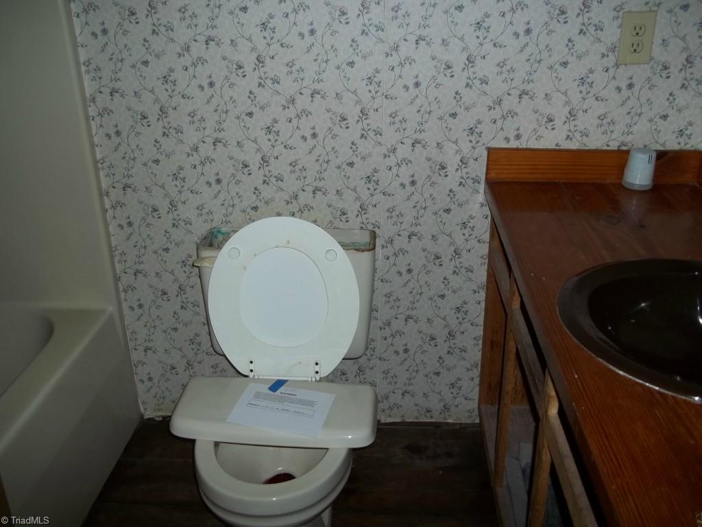 301 Straw House Road Reidsville, NC 27320 - Photo 10 of 16 Bathroom 2