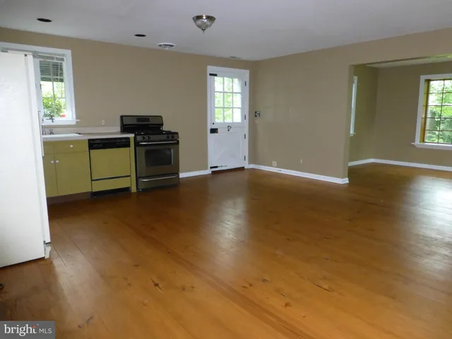 $4,400 | 2046 Greenwich Street, Falls Church, VA 22043