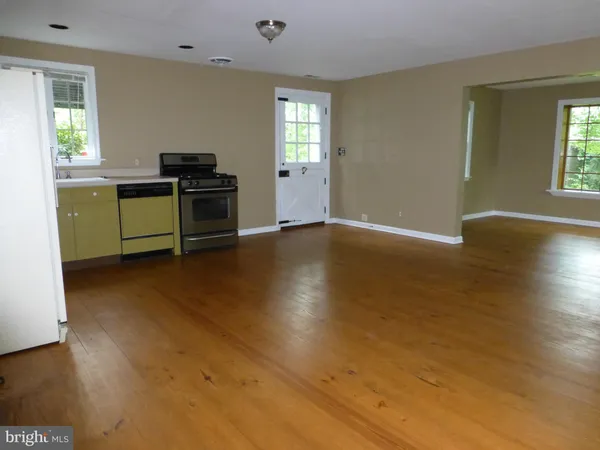 $4,400 | 2046 Greenwich Street, Falls Church, VA 22043