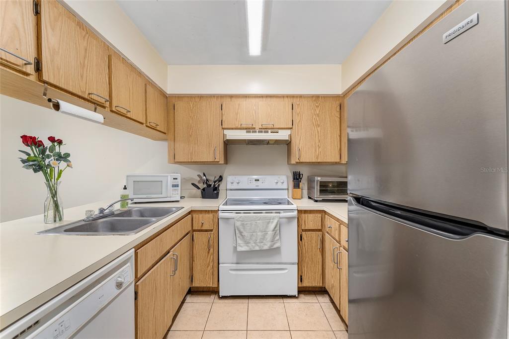 2635 Southwest 35th Place, Unit 604 Gainesville, FL 32608 - Photo 5 of 28 a kitchen with a sink cabinets and appliances