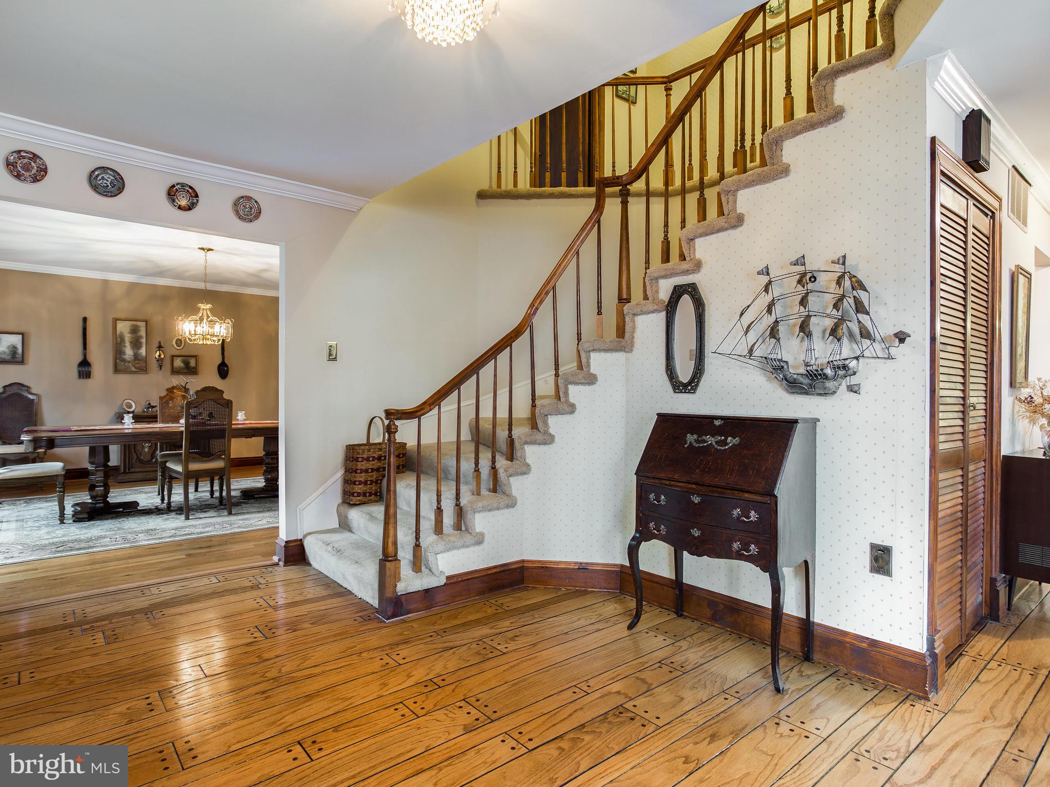 3681 Russell Road Woodbridge, VA 22192 - Photo 8 of 48 Extra-wide curved stair case.