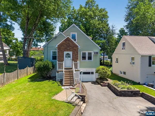 $665,000 | 1 Westview Avenue, Roseland, NJ 07068