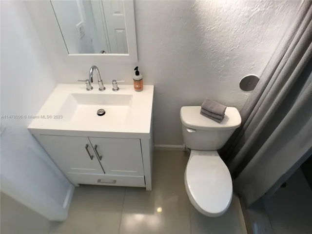 a view of a hallway to rooms