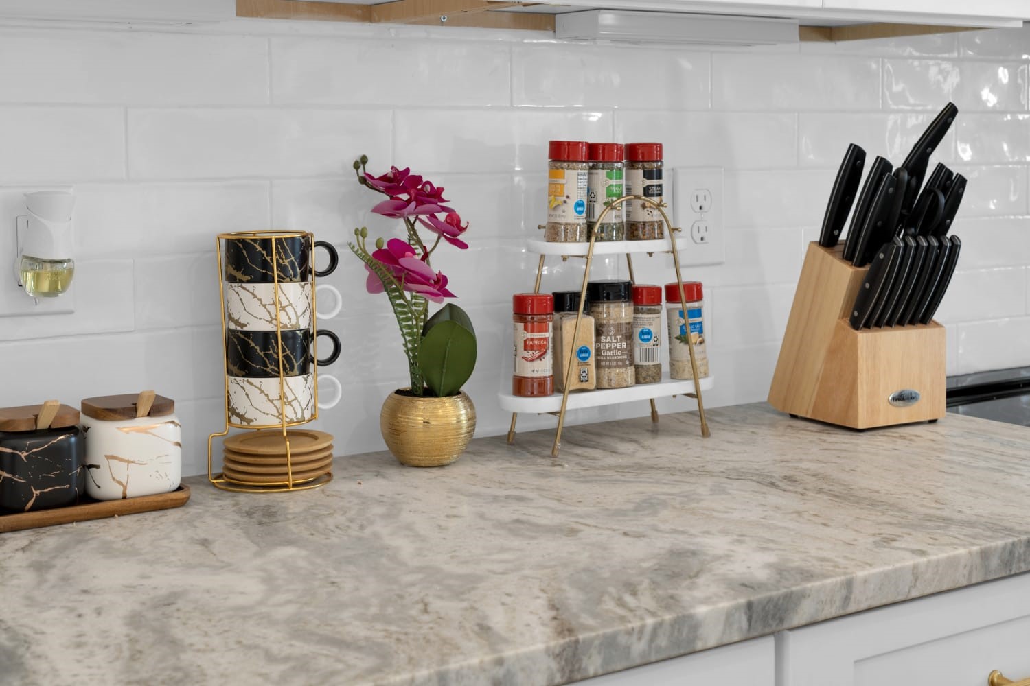 6726 Dumble Street, Unit B Houston, TX 77021 - Photo 11 of 42 a living room with furniture and a flat screen tv