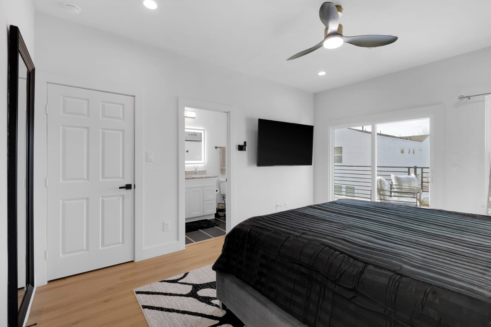 6726 Dumble Street, Unit B Houston, TX 77021 - Photo 18 of 42 a bedroom with a bed and a flat tv screen on wall