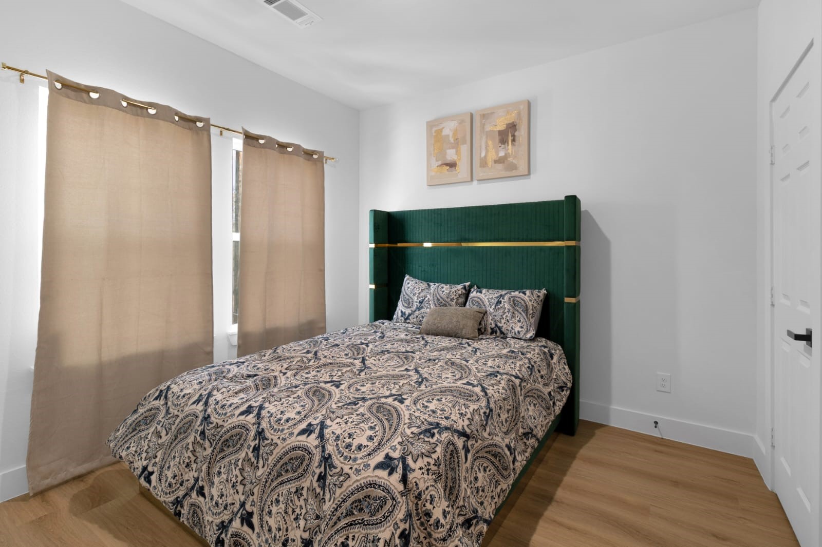 6726 Dumble Street, Unit B Houston, TX 77021 - Photo 20 of 42 a bedroom with a bed and a painting on the wall