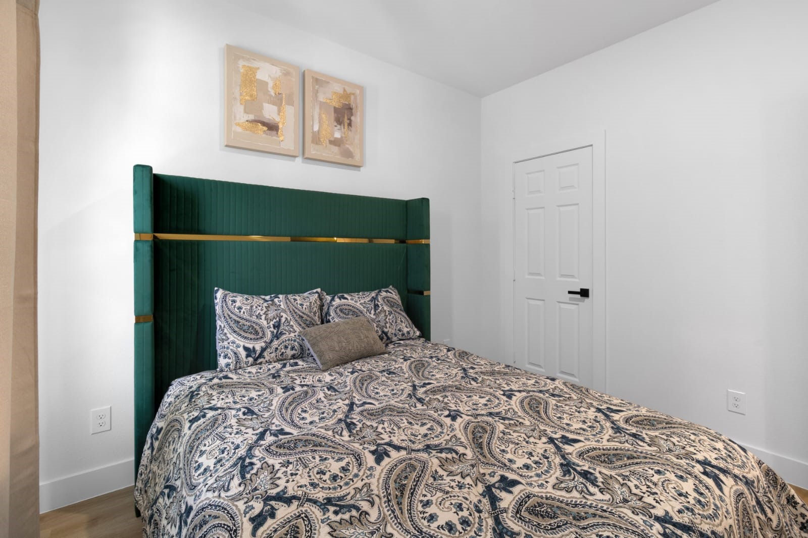 6726 Dumble Street, Unit B Houston, TX 77021 - Photo 21 of 42 a bedroom with a bed and painting on the wall