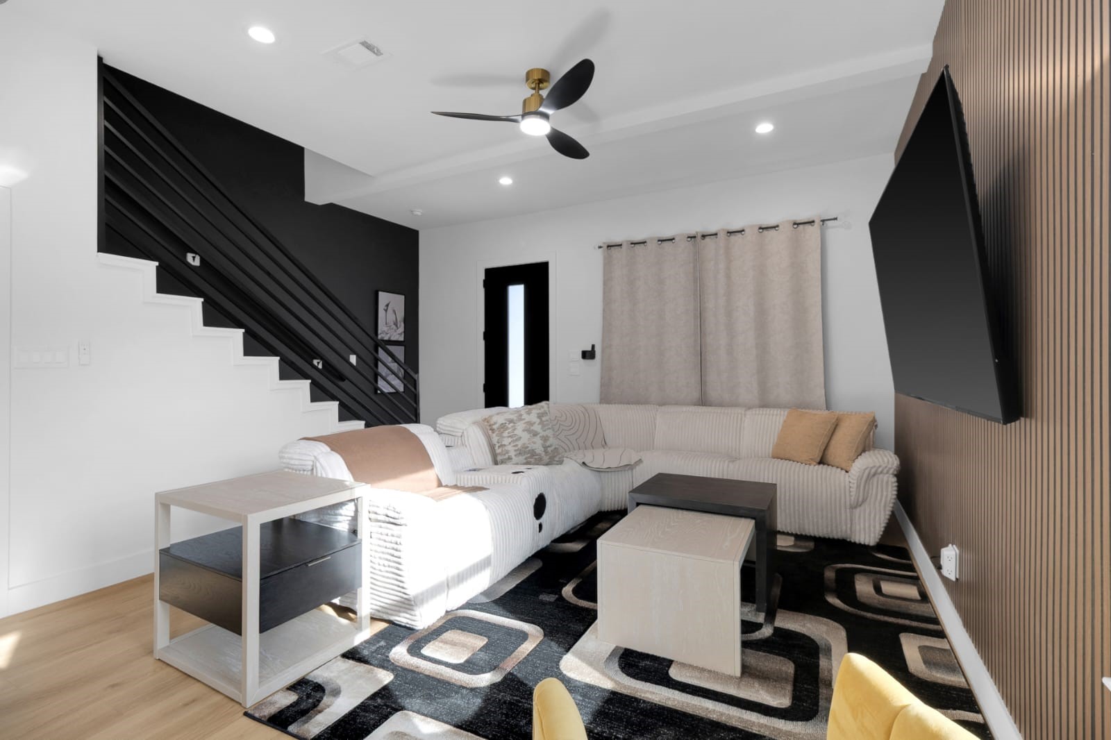 6726 Dumble Street, Unit B Houston, TX 77021 - Photo 40 of 42 a living room with furniture and a flat screen tv