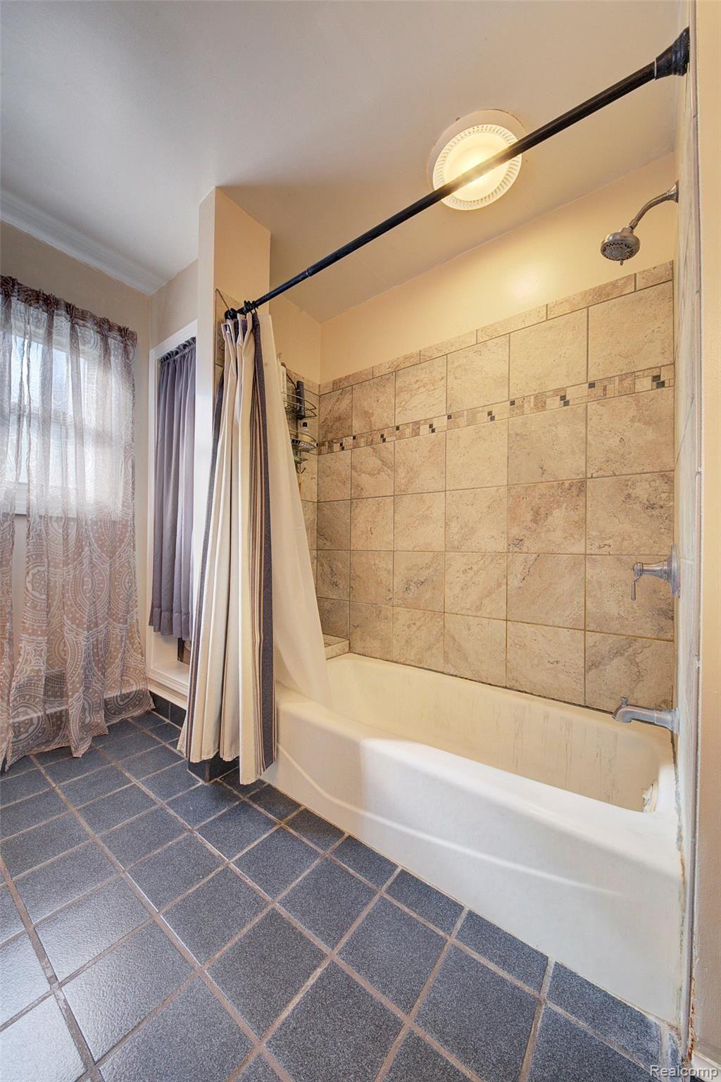 1131 Brighton Lake Road Brighton, MI 48116 - Photo 15 of 43 Full Bath