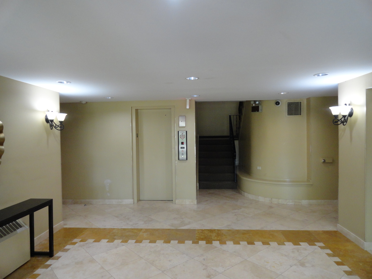 902 Ridge Square, Unit 311 Elk Grove Village, IL 60007 - Photo 2 of 7