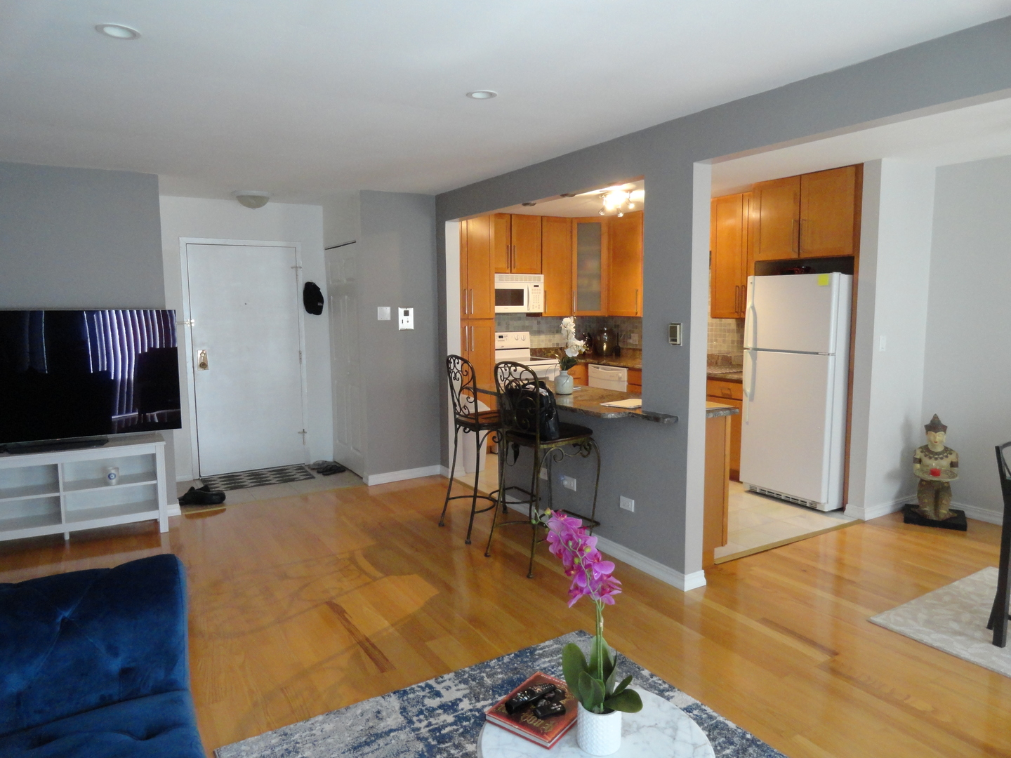 902 Ridge Square, Unit 311 Elk Grove Village, IL 60007 - Photo 3 of 7