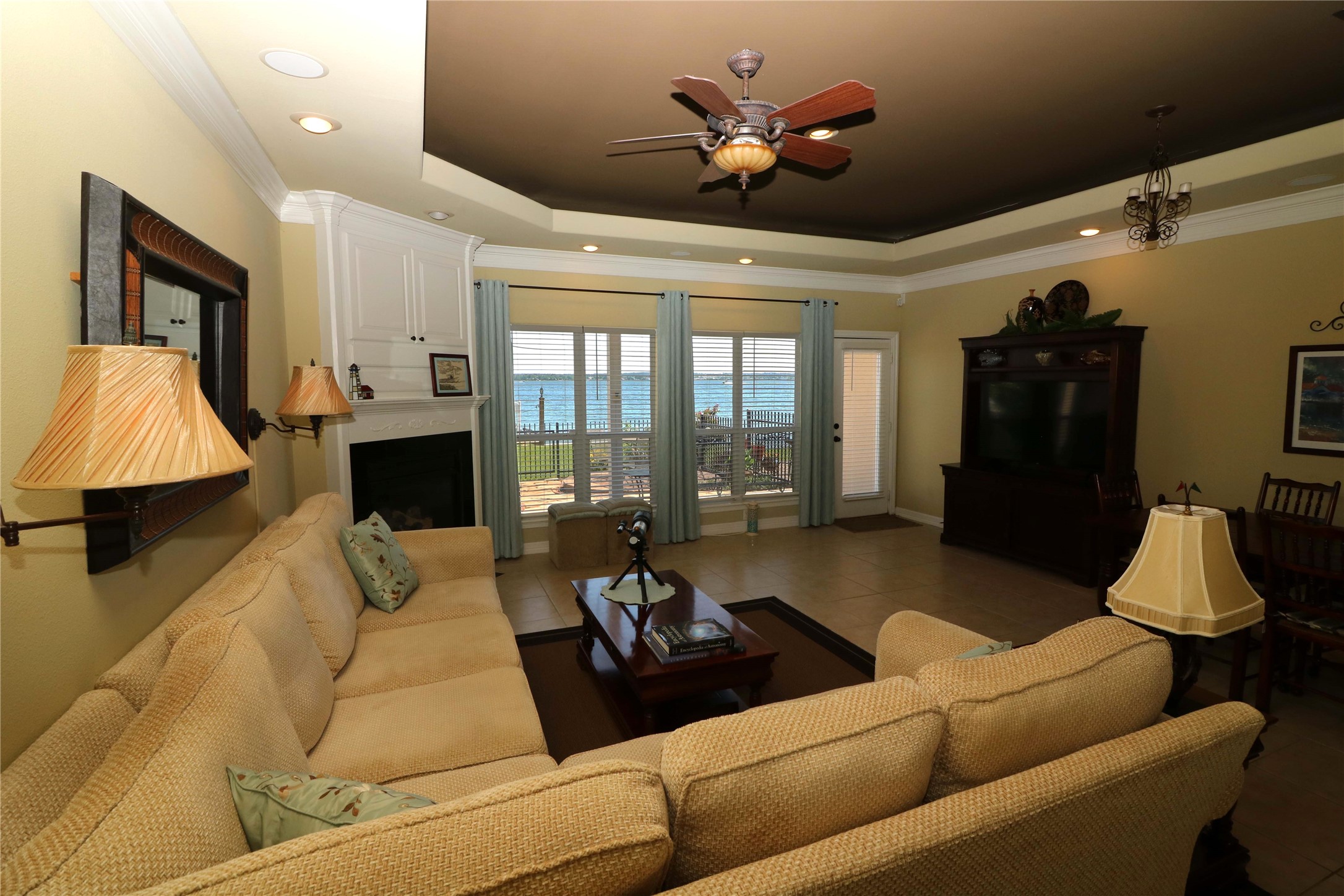 17 Regency Point Conroe, TX 77356 - Photo 2 of 38 Living Rm