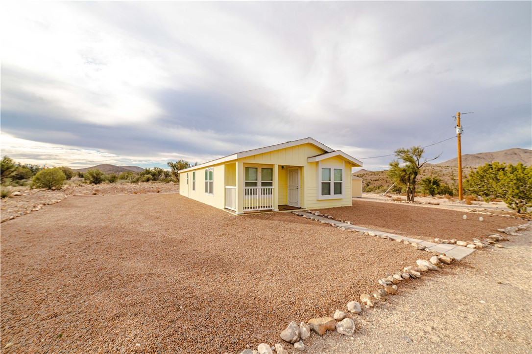 2001 Gold Road Kingman, AZ 86401 - Photo 4 of 57 a view of a house with a yard