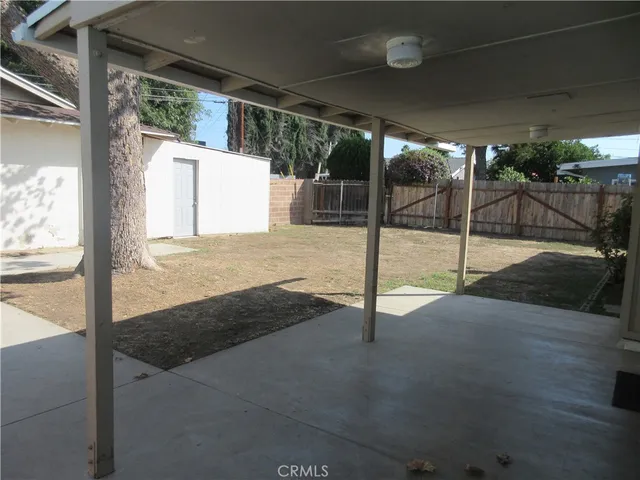 a view of a backyard