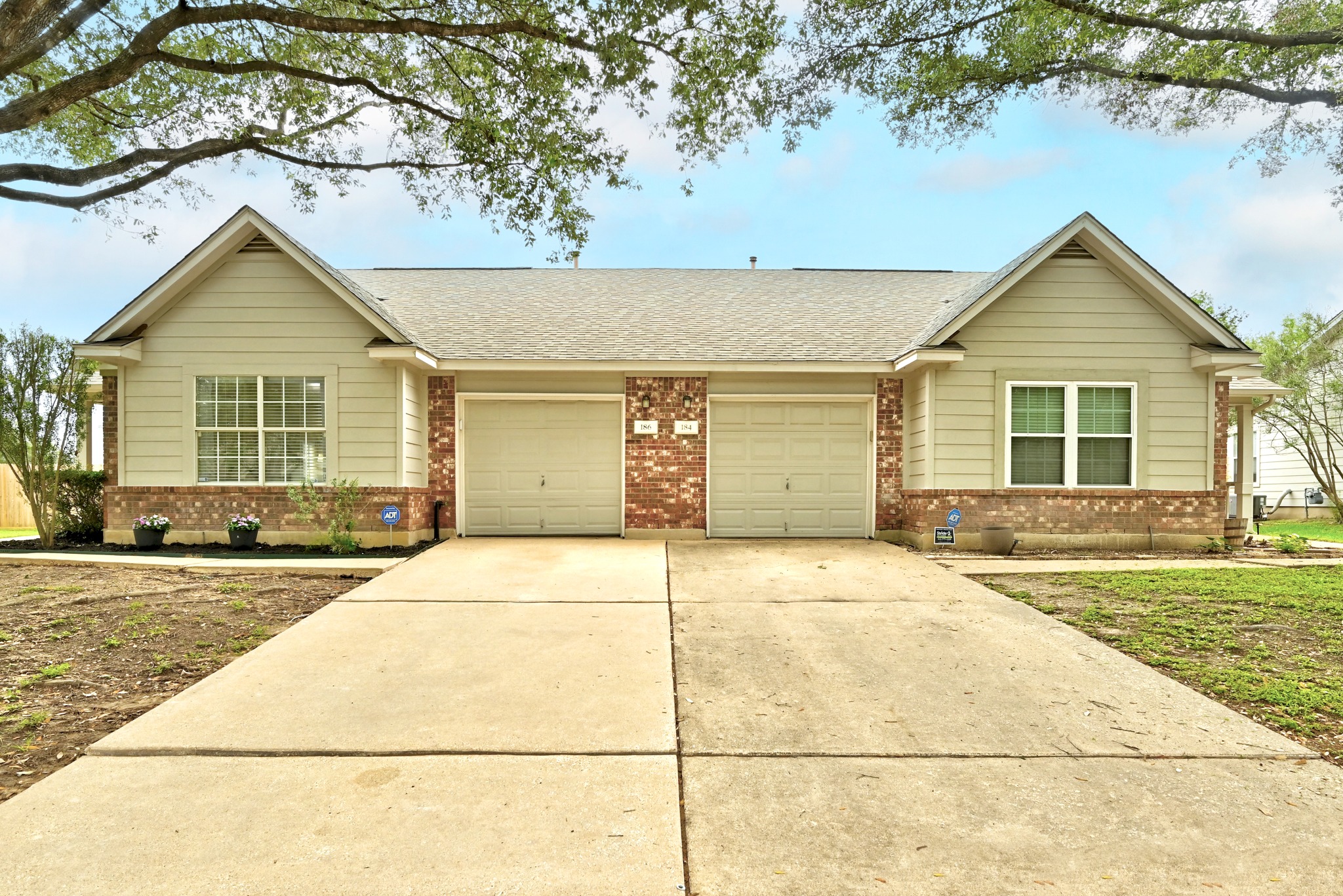 186 Prairie Springs Loop Georgetown, TX 78626 - Photo 3 of 26