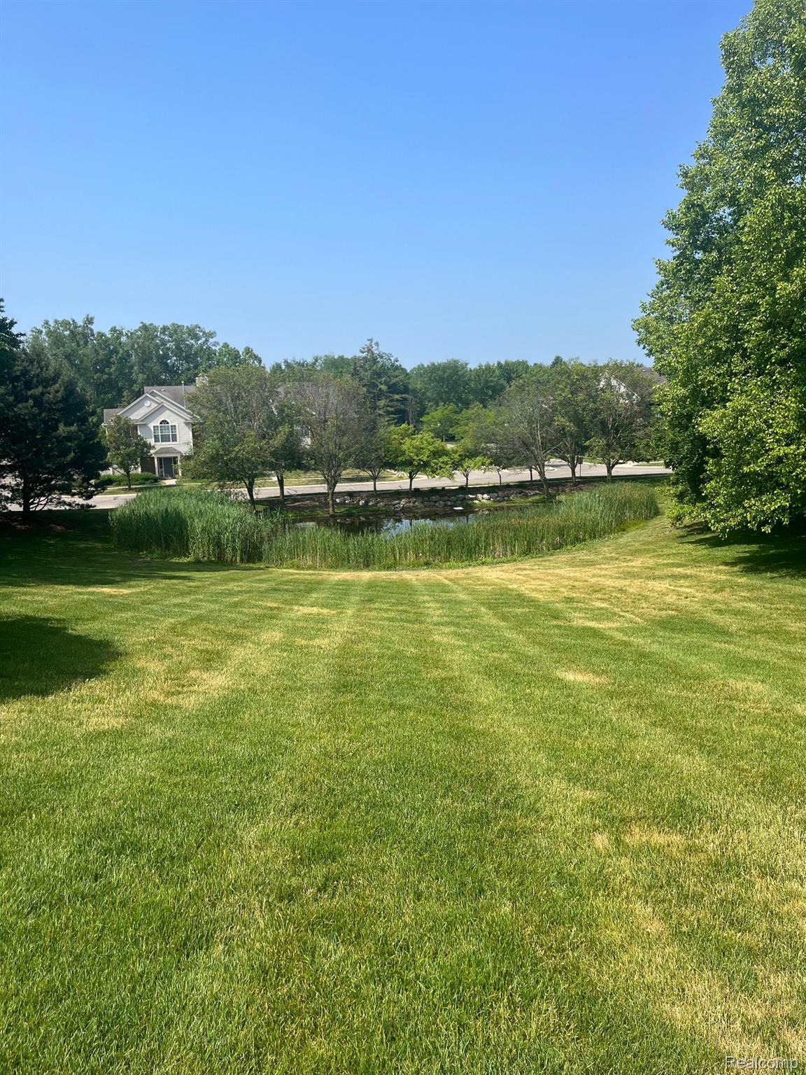 1869 Flagstone Circle Rochester, MI 48307 - Photo 2 of 10 Gallery Image 2